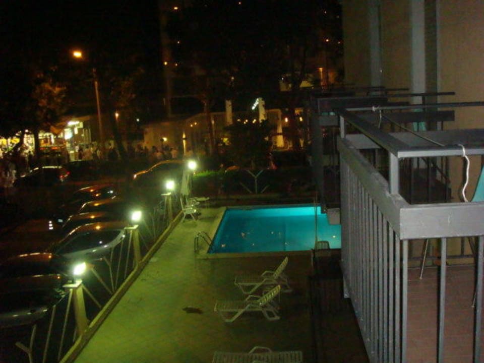 Schwimmbad direkt neben der Hauptstraße! Hotel Atlas