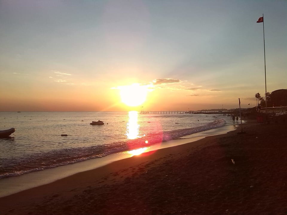 Sonnenuntergang am Strand Saphir Hotel & Villas