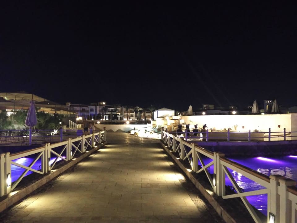 Brücke zum Castellopool bei Nacht Pickalbatros Dana Beach Resort - Hurghada