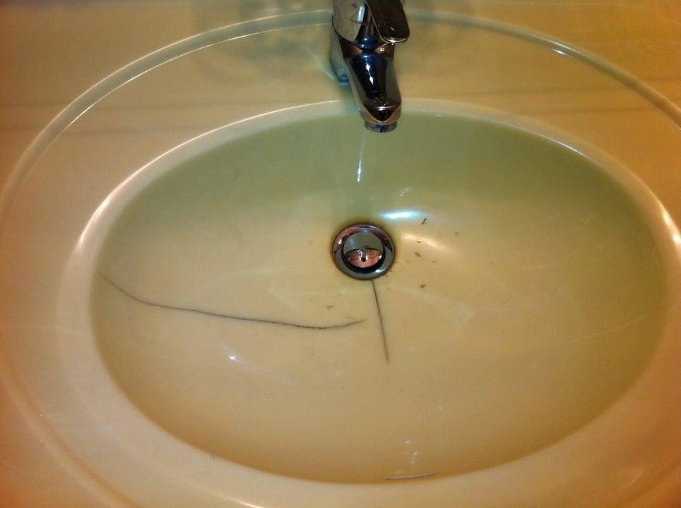 Sehr lediertes Waschbecken in Zimmer 110 (märz 201 Hotel Metropol by Maier Privathotels