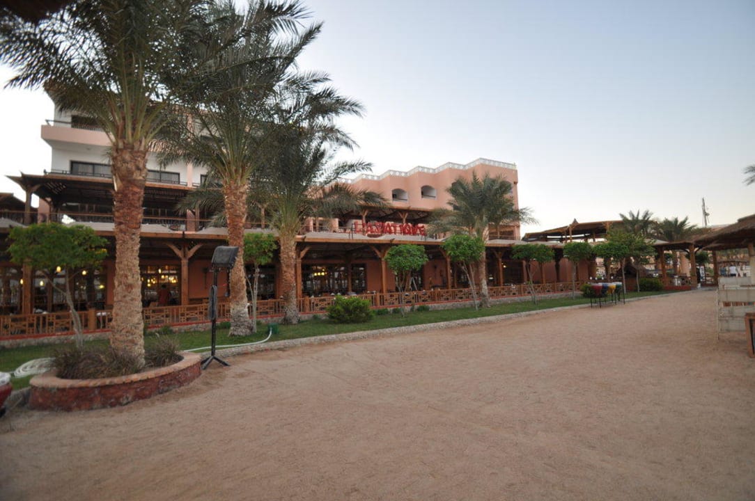 Blick vom Meer zur Bar Beach Albatros Resort