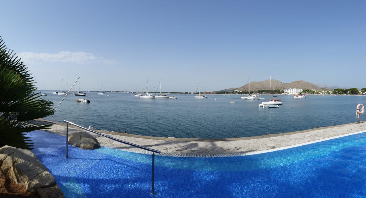Ausblick vom Pool auf die Bucht Alcudiamar Marina Residence