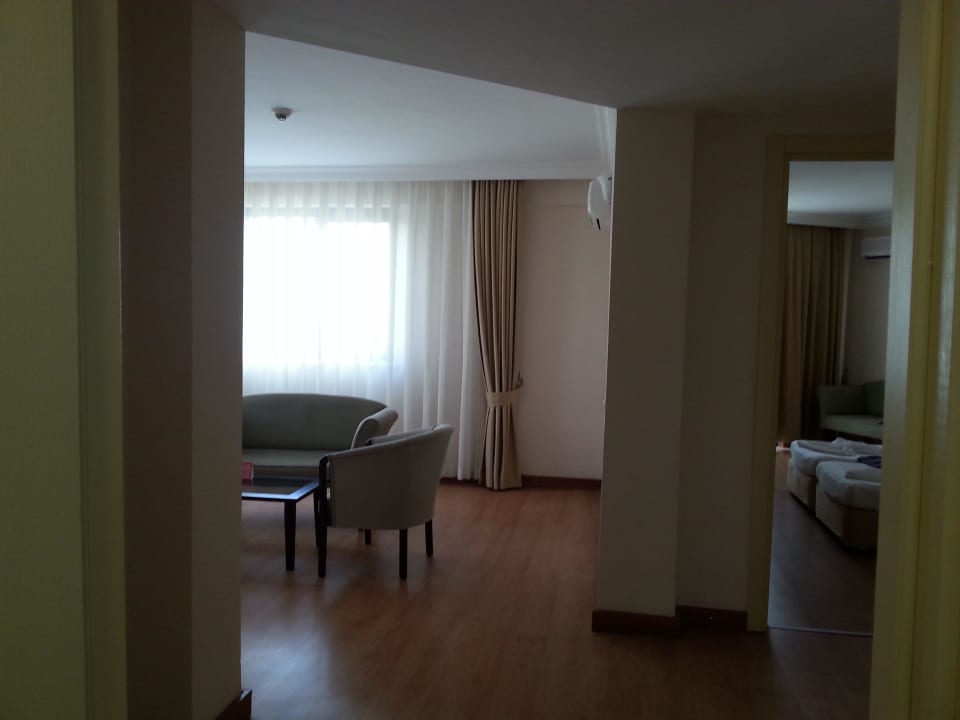Blick vom Eingangsbereich in das rechte Zimmer Grand Seker Hotel