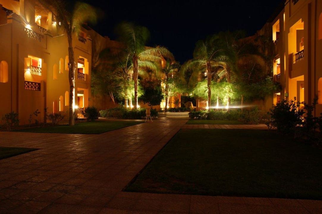 Hotelanlage bei Nacht Stella Beach Resort & Spa Makadi Bay