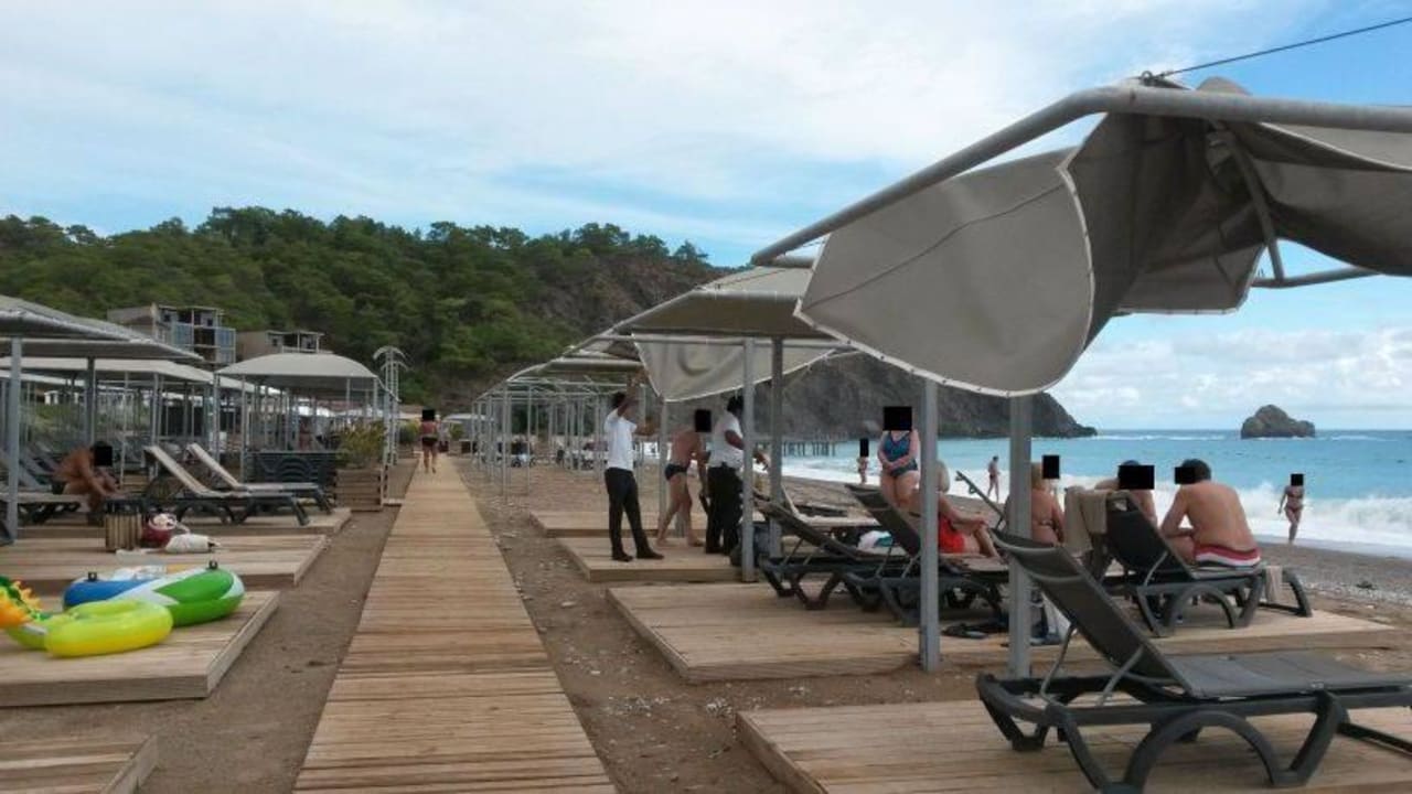 Abbau der Sonnendächer über den Köpfen der Urlaub  Rixos Premium Tekirova