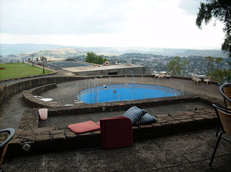 Alter Pool (vorne) und neuer Pool (hinten )im Bau Hotel Goha