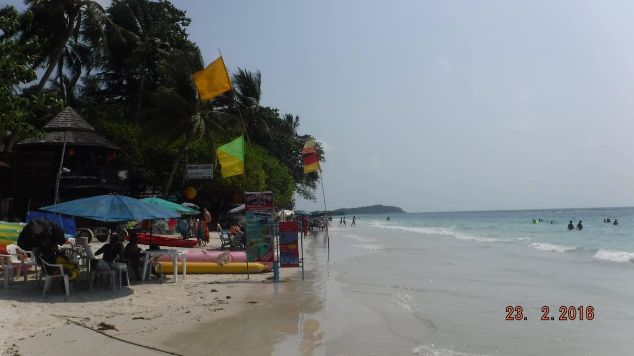 Am Strand links Hotel Baan Chaweng Beach Resort & Spa