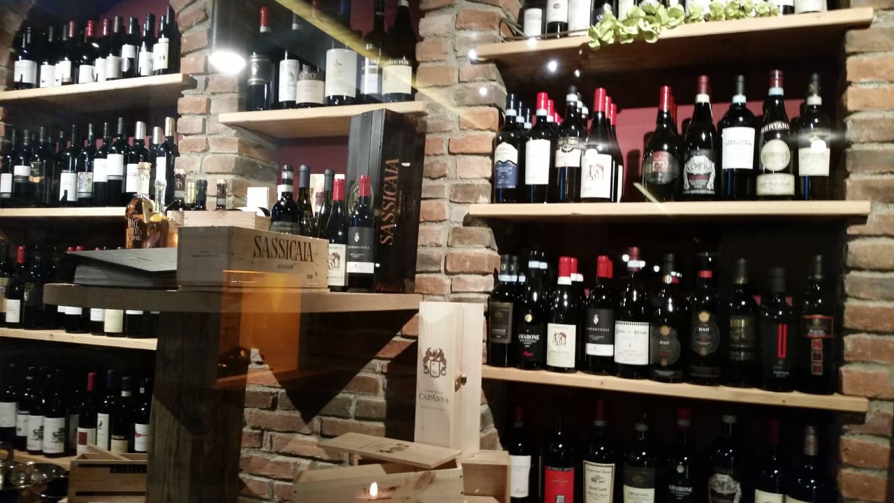 Vinothek neben der Bar Berggasthof Passo Sella