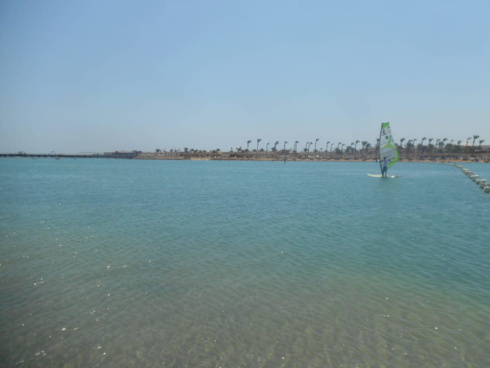 Strand hinter dem Netz Pickalbatros Dana Beach Resort - Hurghada