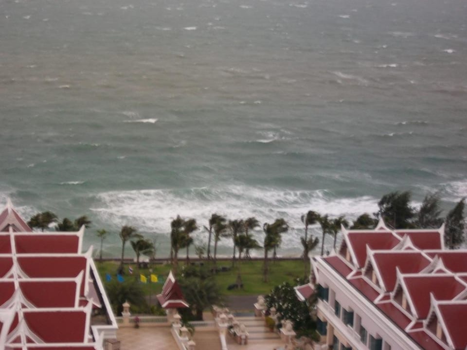 Sturm-Blick vom Zimmer aufs Meer Hotel Grand Pacific Sovereign Resort & Spa