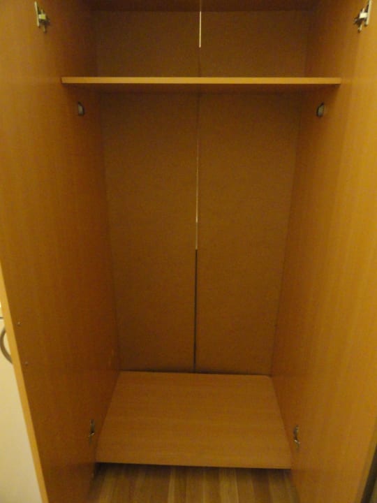 Kleerkast zonder hangers Hotel Komet