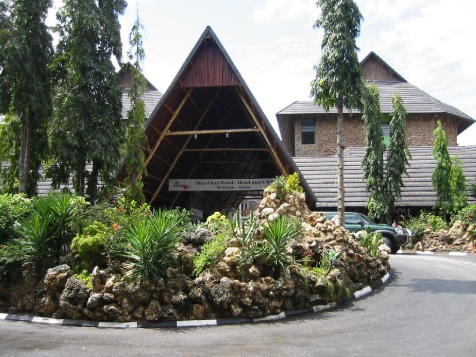 Hoteleingang Traveller's Beach Hotel Traveller's Club