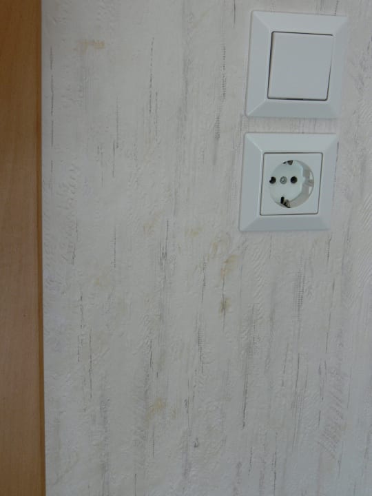 Schoko(?)fingerabdrücke auf der Tapete Pension Fischbach