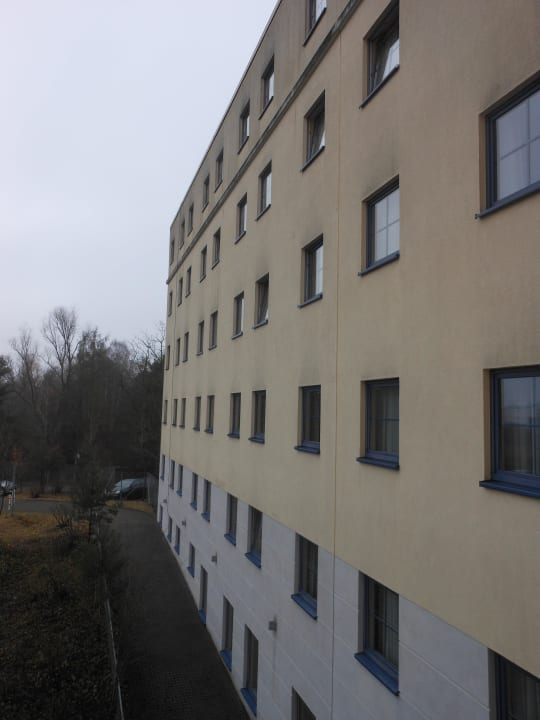 Zimmer 110 - Blick vom Hinterhof Holiday Inn Express Frankfurt - Airport