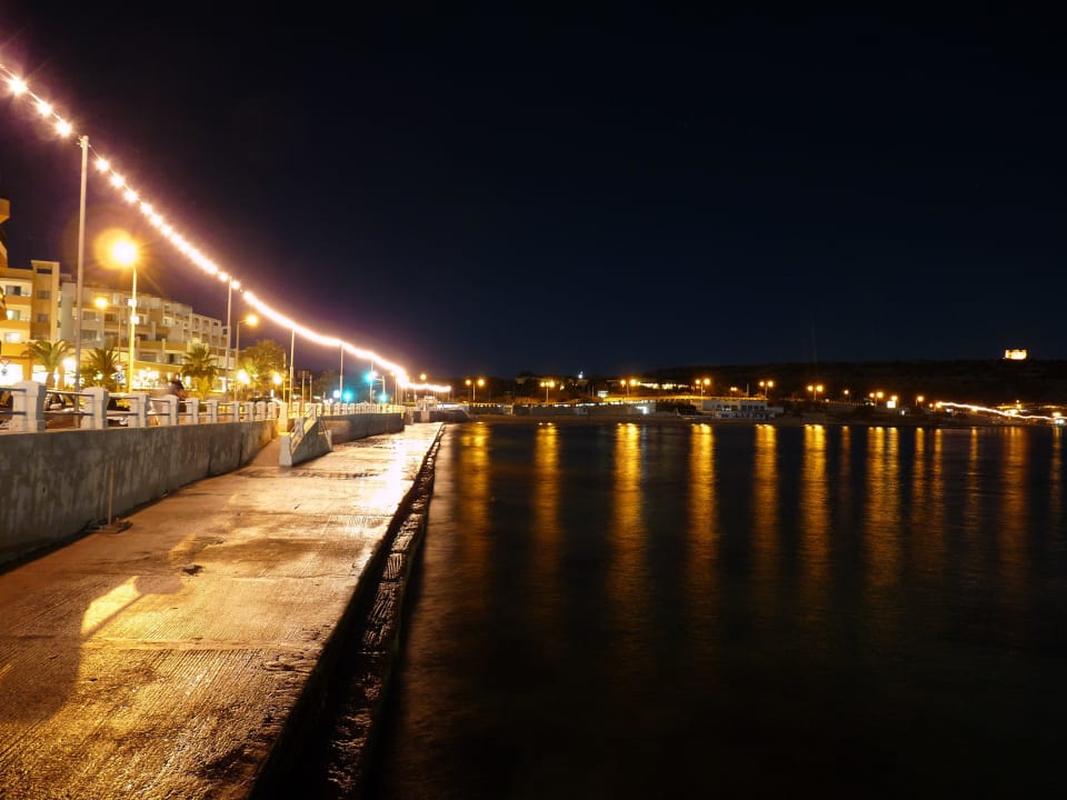 Die Bucht am Abend db Seabank Resort + Spa