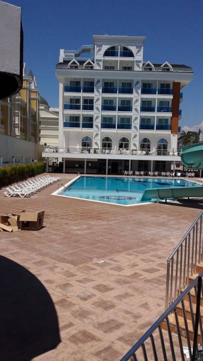 Bilder von der armseligen Eröffnung. Baustelle  Palm World Side Resort & Spa