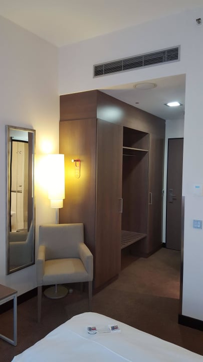 Blick in den Eingangsbereich vom Zimmer IntercityHotel Mannheim