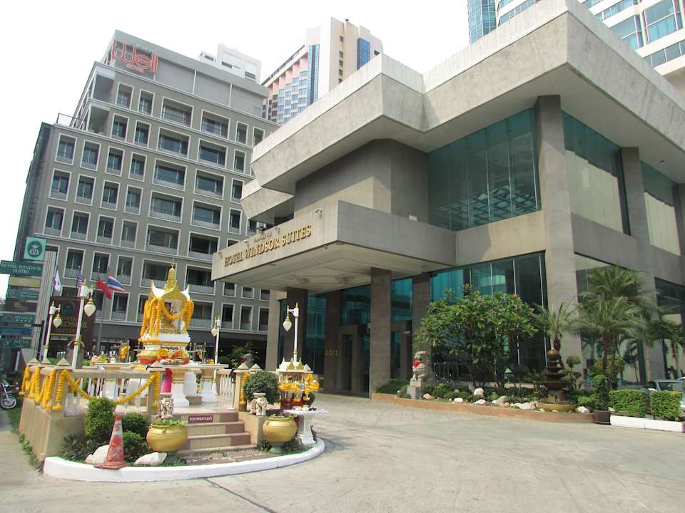 Hoteleingang mit Geisterhaus Hotel Windsor Suites & Convention