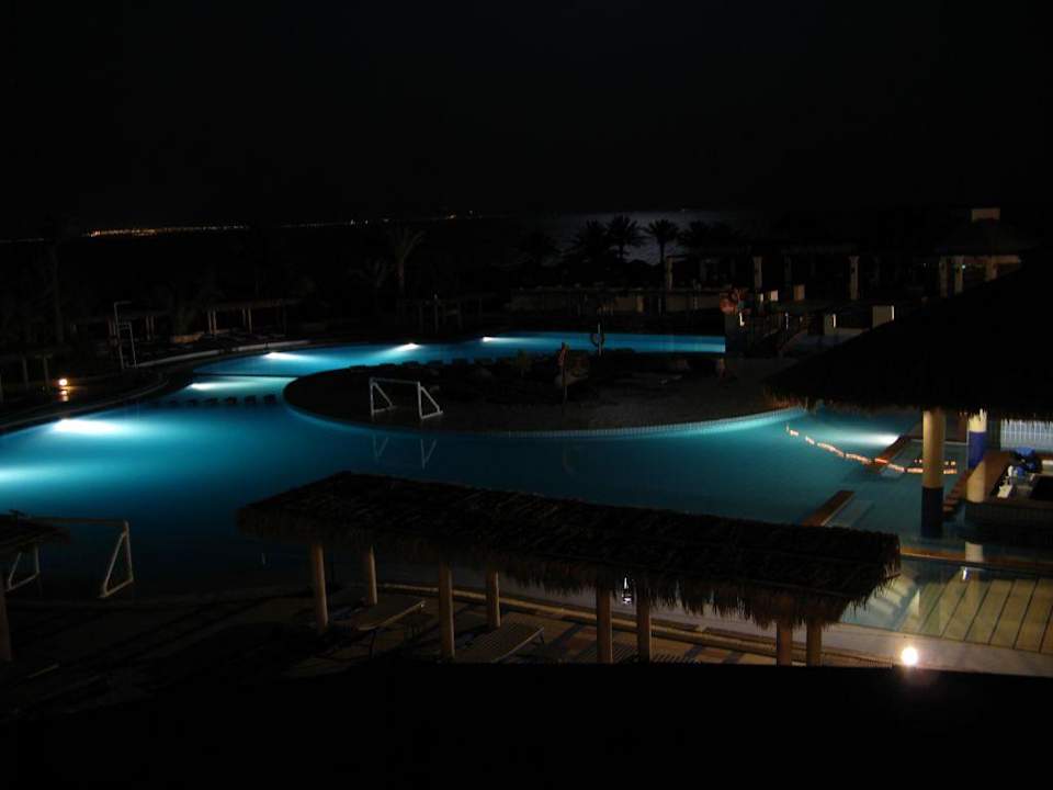 Basen hotelowy nocą Aquis Taba Paradise Resort