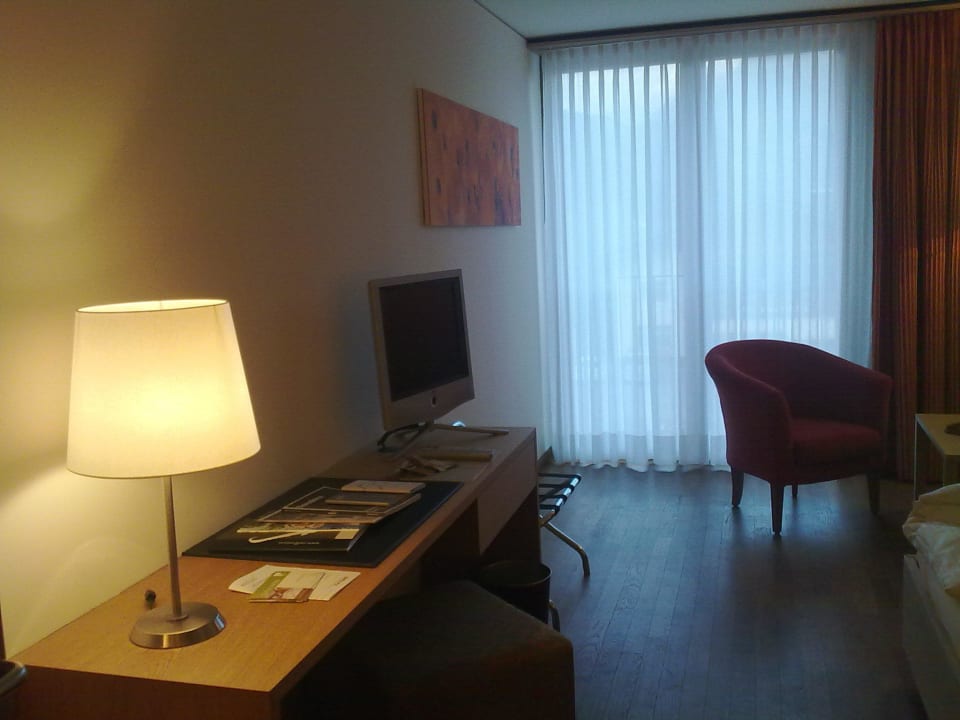 Schreibtisch mit Fernseher Hotel Steffisalp