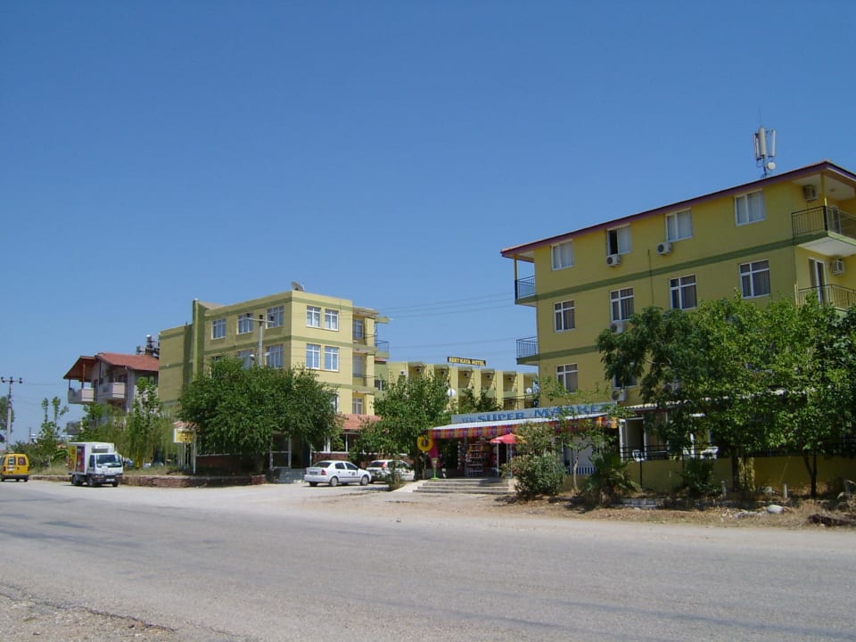 Von der Straße aus Hotel Sertkaya
