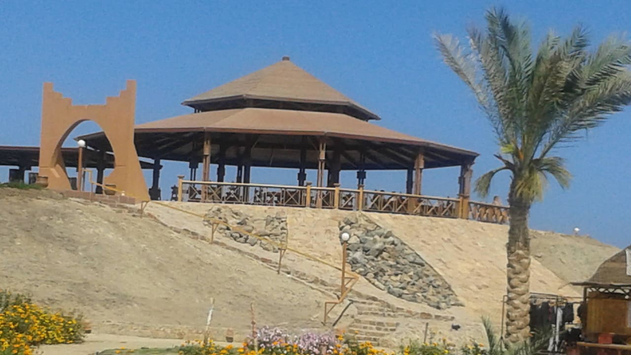 Panoramabar vom Strand aus Three Corners Equinox Beach Resort