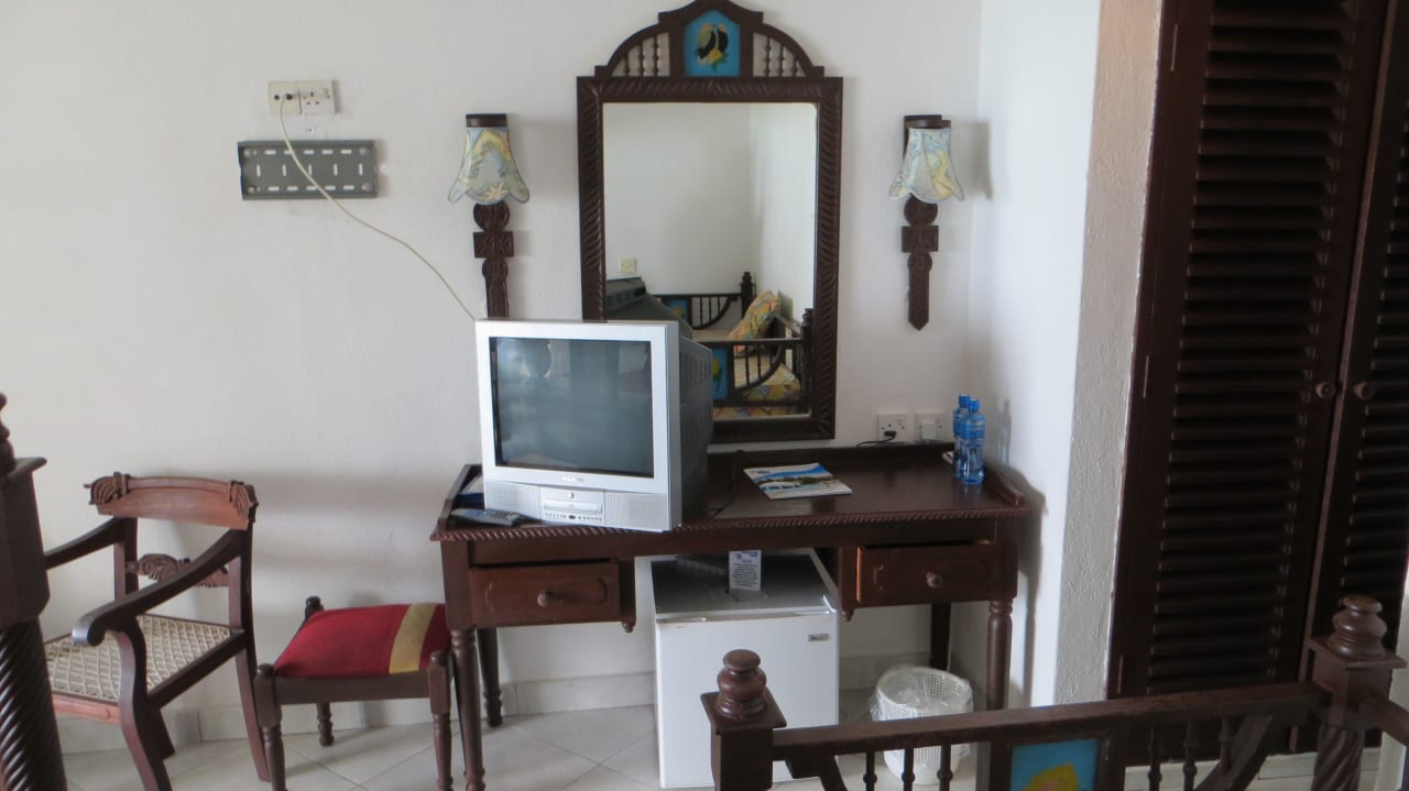 TV und Spiegel Hotel Southern Palms Beach Resort