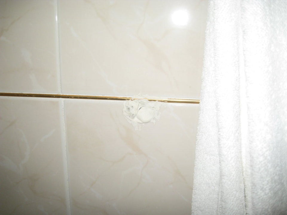 Verputztes Loch im Bad Hotel Odyssia Beach