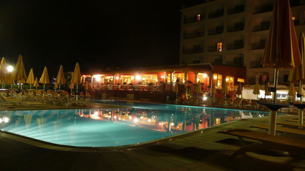 Abendstimmung am Pool RG NAXOS Hotel