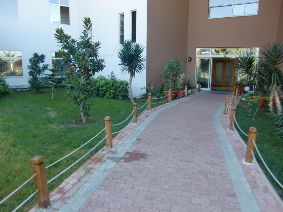 Weg zum Hotel vom Strand  Seaden Sea World Resort & Spa