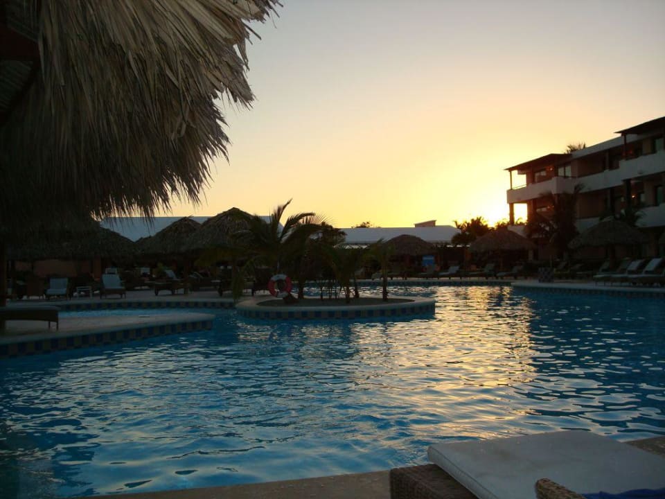 Royal Catalonia Sonnenuntergang am Pool Catalonia Punta Cana - All Inclusive