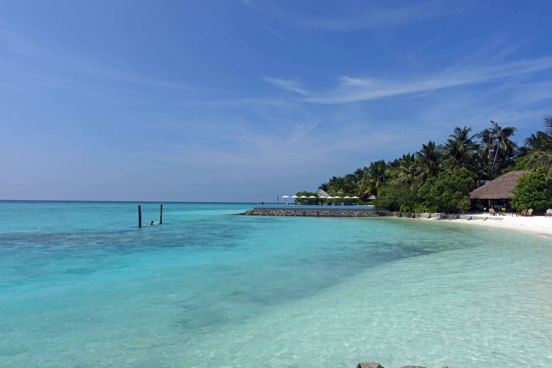 Strand an der Westseite mit Bar und Pool Summer Island Maldives