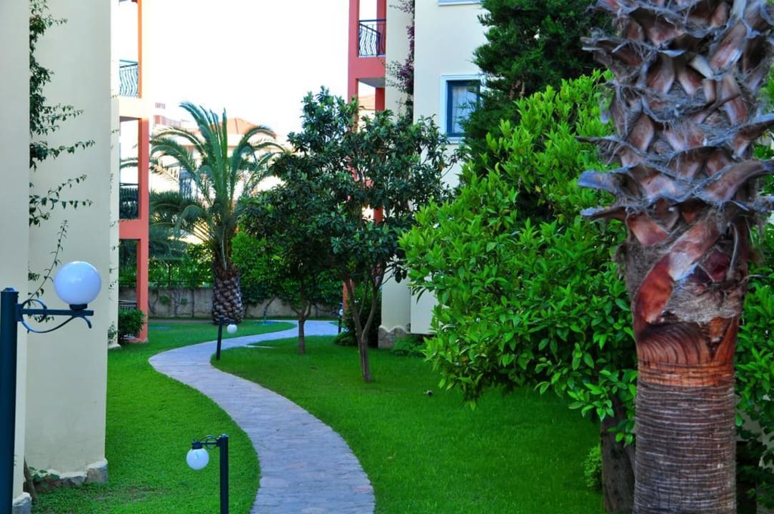 Weg durch den Garten Miramare Queen Hotel