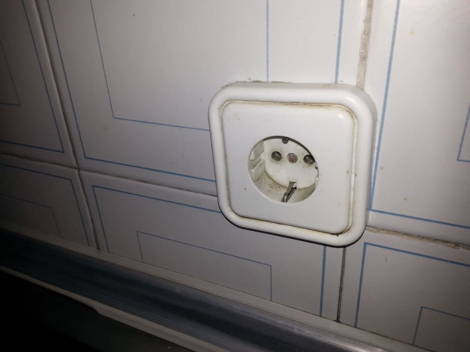 Küche, verschmutzte Steckdose Aparthotel Costa Mar