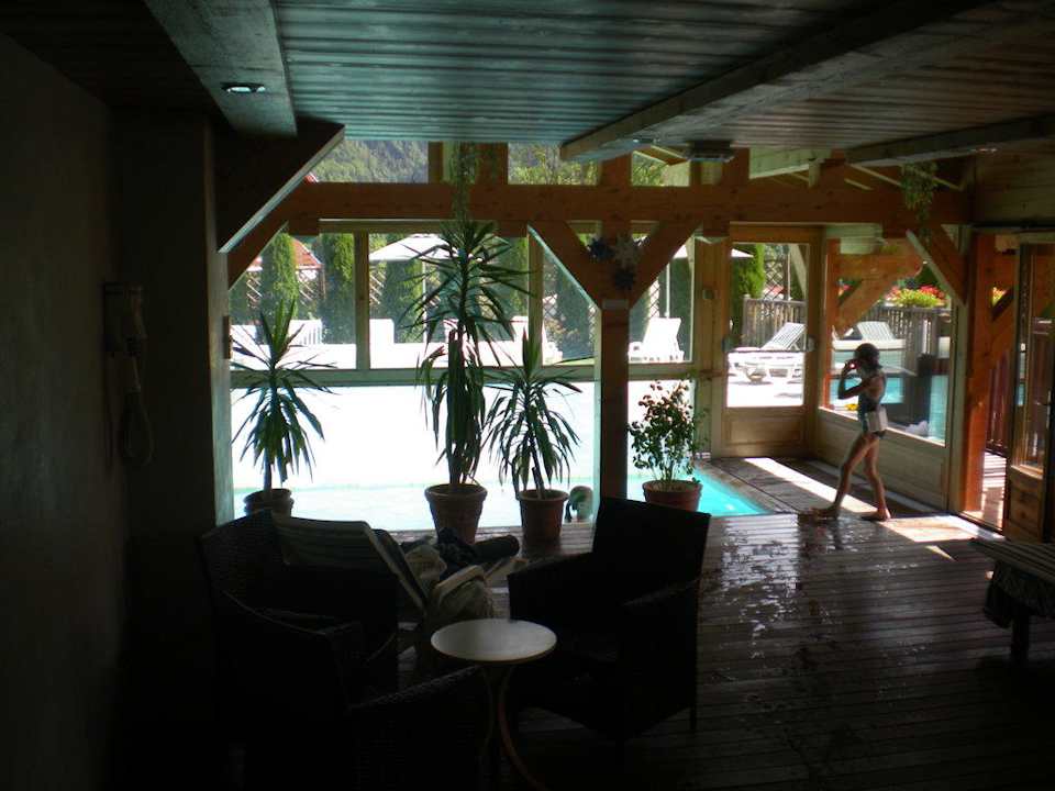 Piscine coté interieur Le Morillon Hotels-Chalets de Tradition