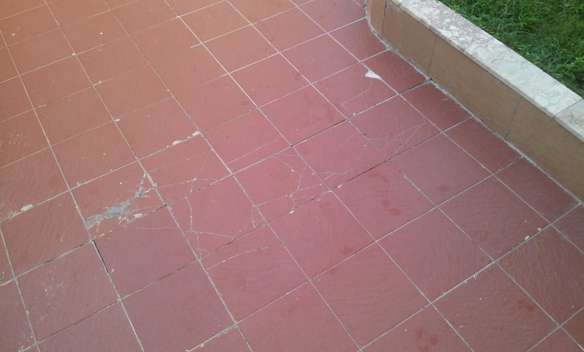 Scharfkantige Fliesen Hotel Sidekum