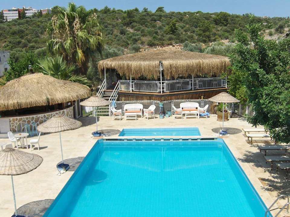 Poolanlage mit Bar und Loungeterrasse Hotel Pataros