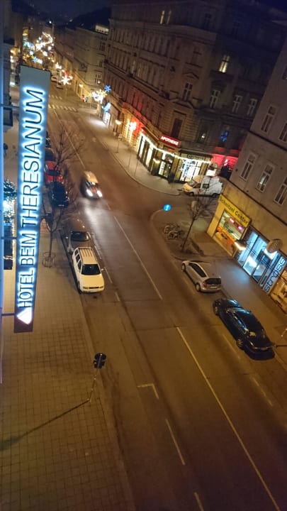 Auf die Straße vorm Hotel Four Points Flex by Sheraton Vienna Hauptbahnhof