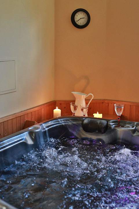 Jacuzzi inside castle tower Hotel Chateau Herálec