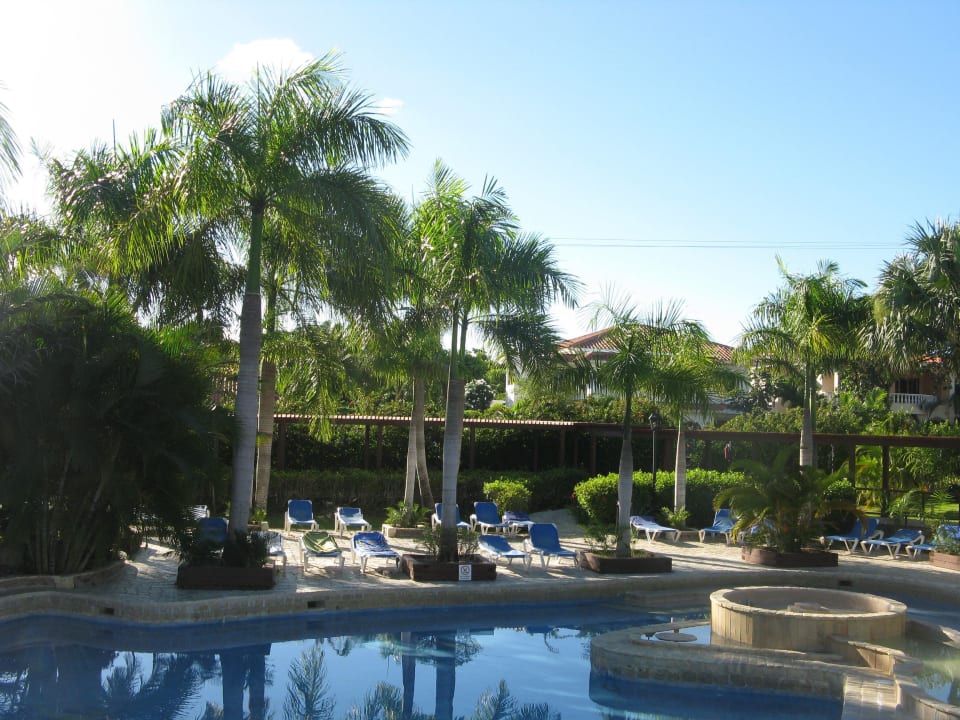 Andere Seite vom Pool bei den Villas Villas Bavaro Resort & Spa