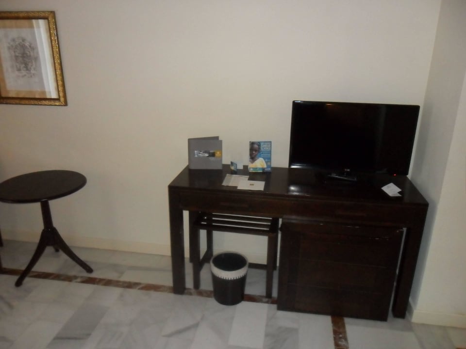 Das Tischchen kann keine Last tragen Abades Benacazón Hotel