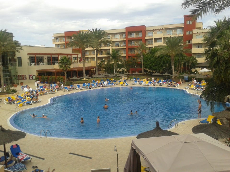 Ausblick aus Zimmer 252 auf einen der Pools Elba Carlota Beach & Golf Resort