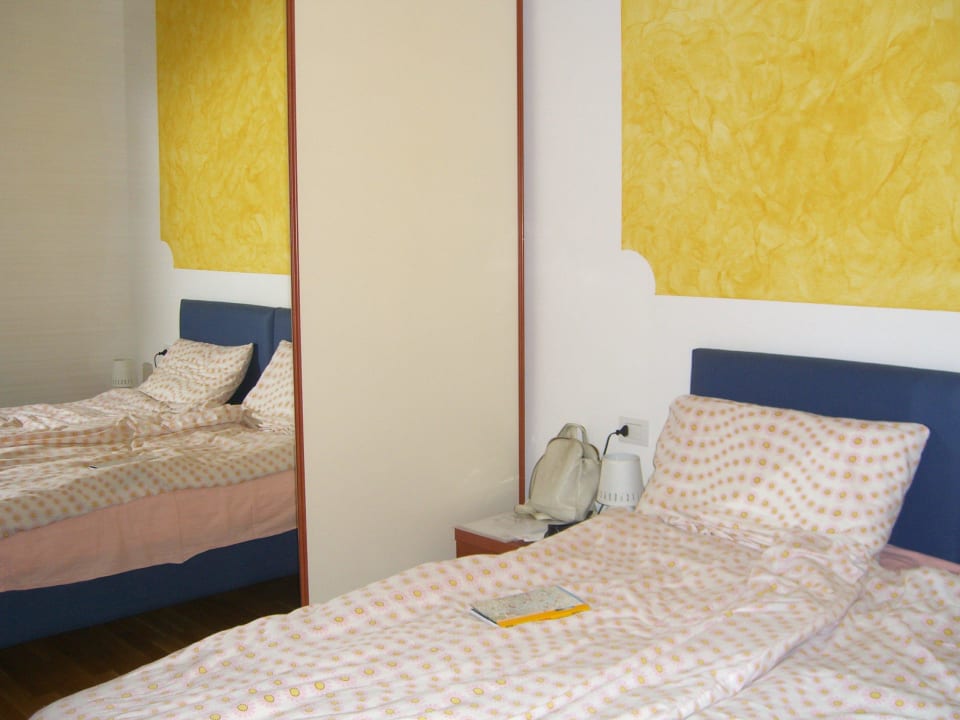 Schlafzimmer mit großem Spiegelschrank Hotel Due Leoni Residence