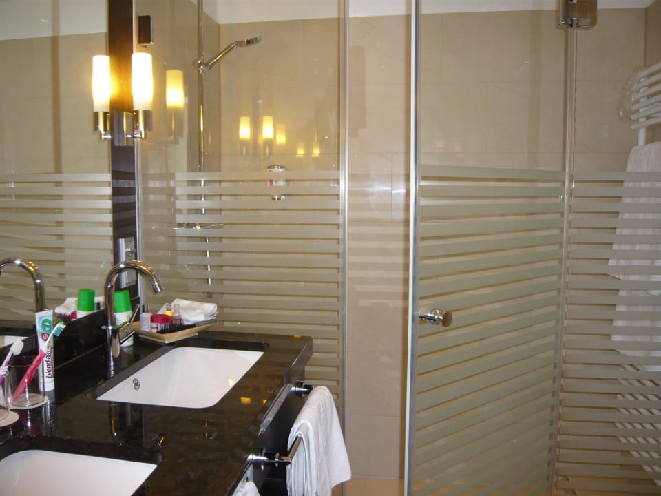 Bad mit Wellnessdusche Steigenberger Hotel Graf Zeppelin