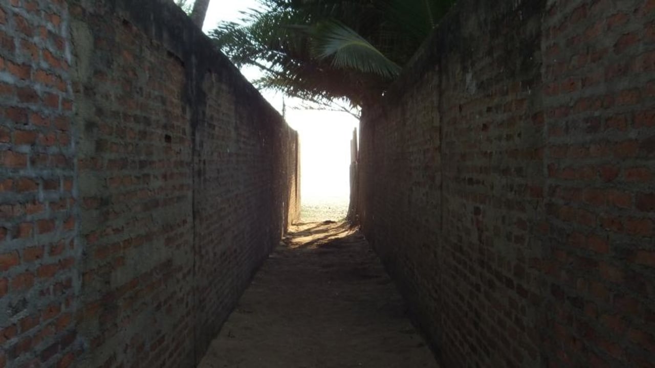 Übergang vom Garten zum Sportbereich Mermaid Hotel & Club