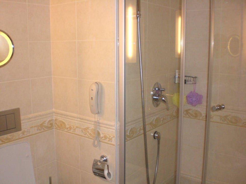 Im Bad ist alles vorhanden, sogar ein Telefon Güral Premier Tekirova