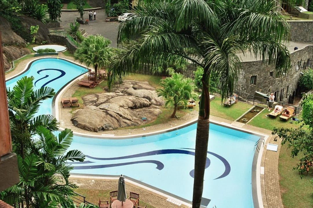 Pool Earl's Regency Hotel