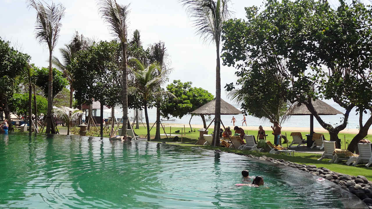 Der Pool am Strand Ayodya Resort Bali