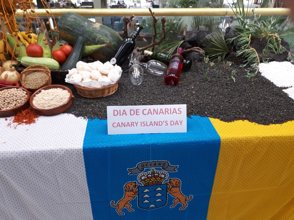 Deko am Tag der Canarischen Inseln im Hotel Hotel Grand Teguise Playa