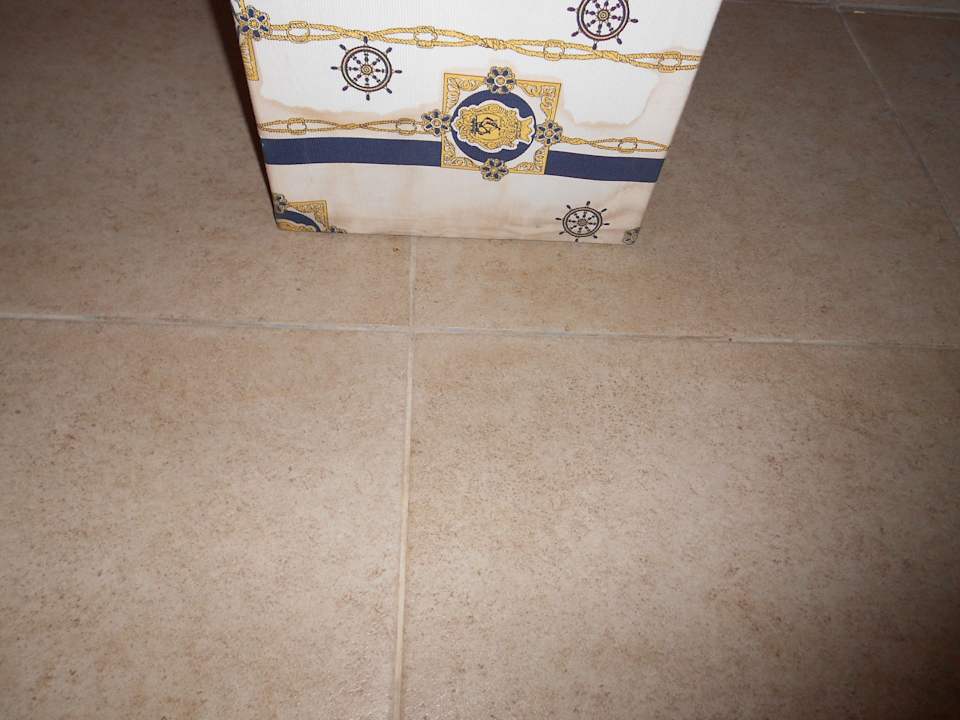 Der Hocker ist auch reinigungsbedürftig CLUB SARDİNİA